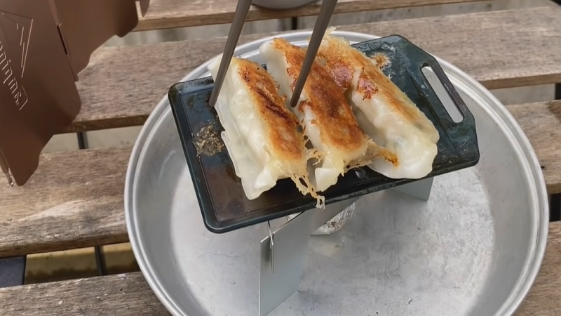 セリアの「ミニ鉄板」はキャンプに便利!