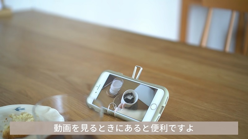 >
裏技! なんとスマホスタンドにもなる
