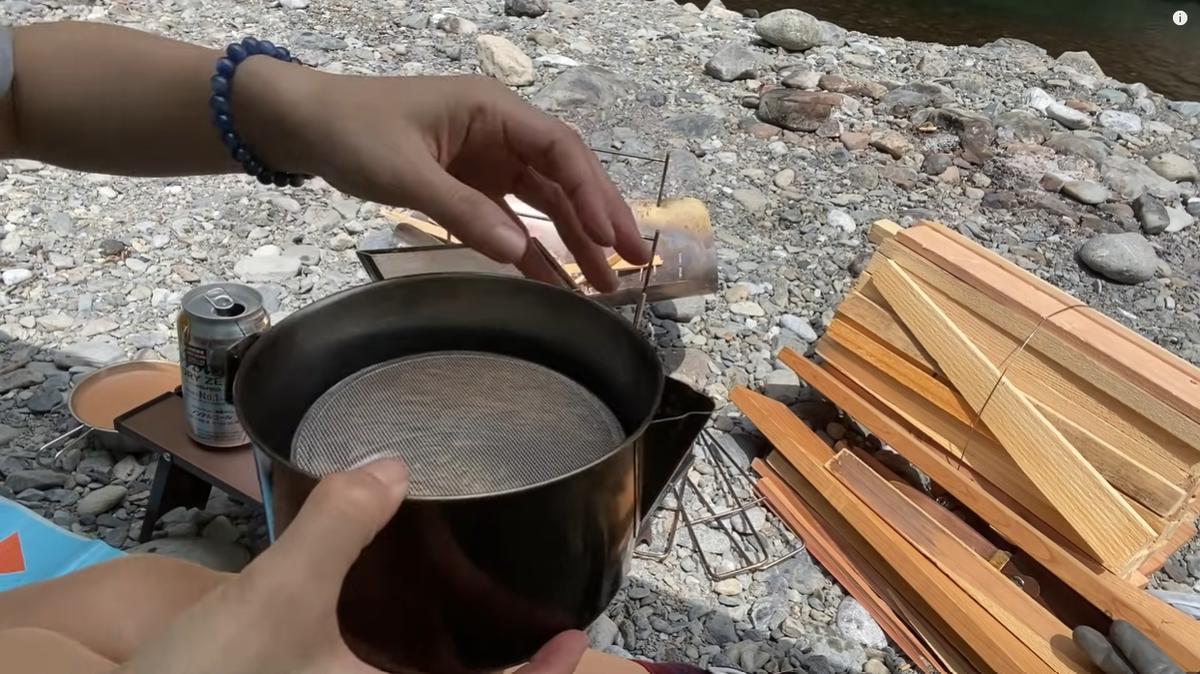 ダイソー の粉ふるいがクッカーにぴったりサイズ 燻製作りに イチオシ