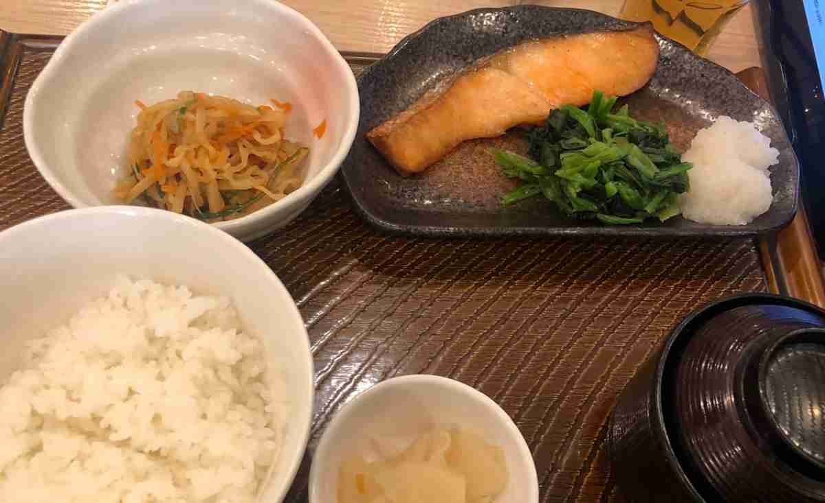 ガストのモーニングメニュー「焼鮭朝定食」