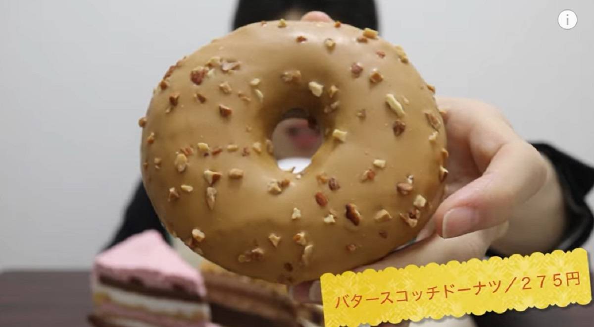 スターバックスの「バタースコッチドーナツ」※画像出典:YouTube/ゆうモグスイーツさん(https://www.youtube.com/watch?v=s3J1o1rVxlo)