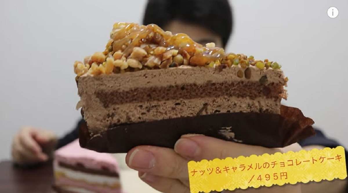 スターバックスの「ナッツ&キャラメルのチョコレートケーキ」※画像出典:YouTube/ゆうモグスイーツさん(https://www.youtube.com/watch?v=s3J1o1rVxlo)