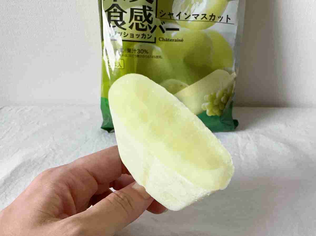 シャトレーゼ「果実食感バー シャインマスカット6本入」はまるでマスカットそのもの!