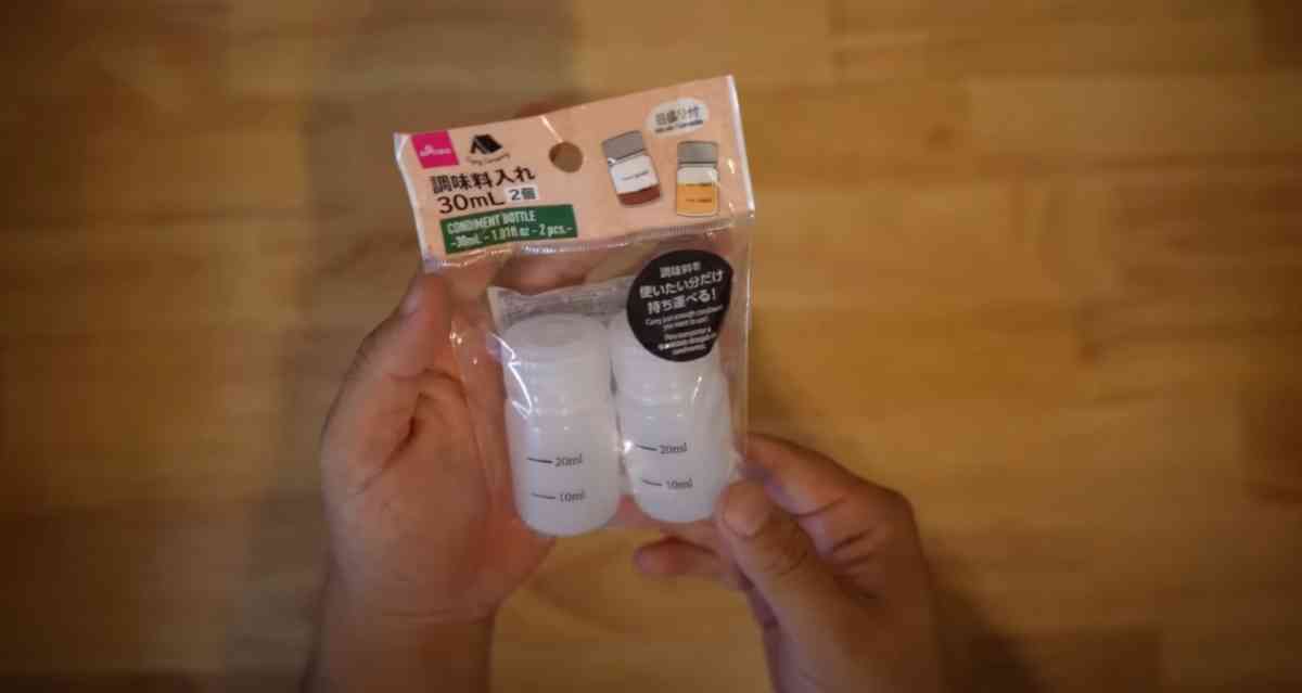 ダイソーの「調味料入れ(30mL、2個)」