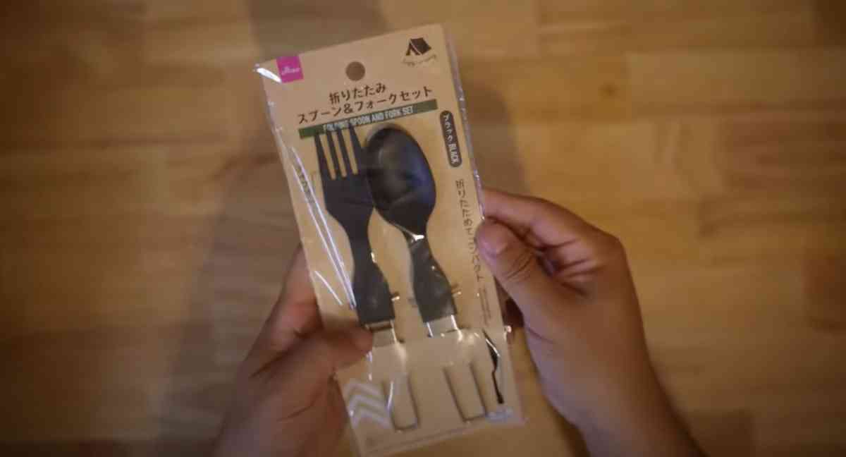 ダイソーの「折りたたみスプーン&フォークセット(ブラック)」