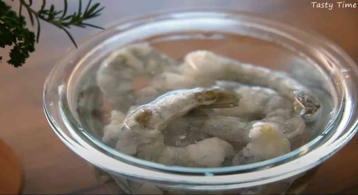 コストコの「冷凍むきえび」を塩水に入れる