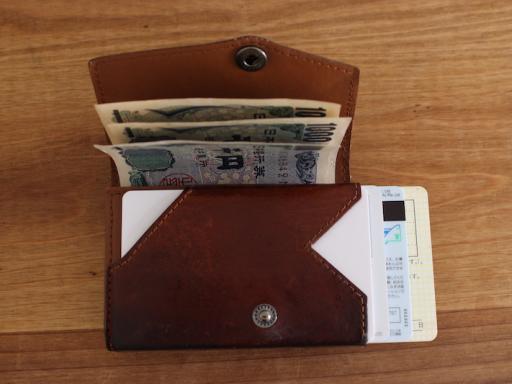 お金が貯まった気が!?無駄なものを一掃できるアブラサスの「小さい財布」