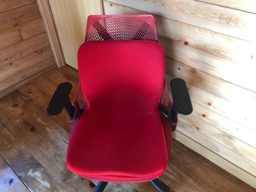 デスクワークにおすすめ！作業療法士がデザインした座椅子「ピント」